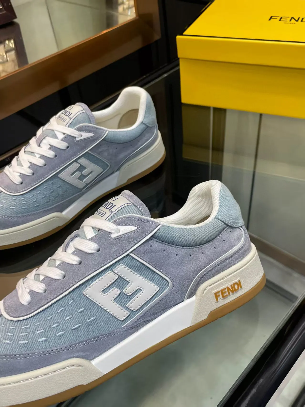 Factory price: 600💰Top version for couples Fendi 2025 New Year Hot Series [Couples👫Casual Sports Shoes] FD match Original Purchased One to One Reproduction The first sports shoe fendi match created by designer Kim Jones and Donkey Brand Trainer basketball sneakers, fresh blood injected with FF retro design Super good-looking and versatile, the upper is made of cowhide and cowhide splicing combination, with raised double F on the side The logo lining is made of terry velvet ✔️ Super soft on the feet, lightweight, comfortable to match with sweatshirts, Fabric: Cowhide ➕ Cow color matching, Outsole: Original open mold multi-color color matching sole, Packaging: Original full set of packaging, Size: Women's 35-40 / Men's 38-44, customized 45